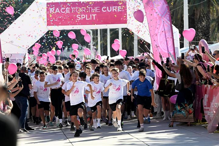 Zaposlenici KBC-a Split i ove godine sudjelovali u humanitarnoj utrci „Race for the Cure“