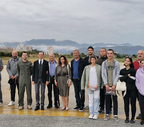 Ravnateljica Klesarske škole u Pučišćima i njezini učenici posjetili helidrom KBC-a Split