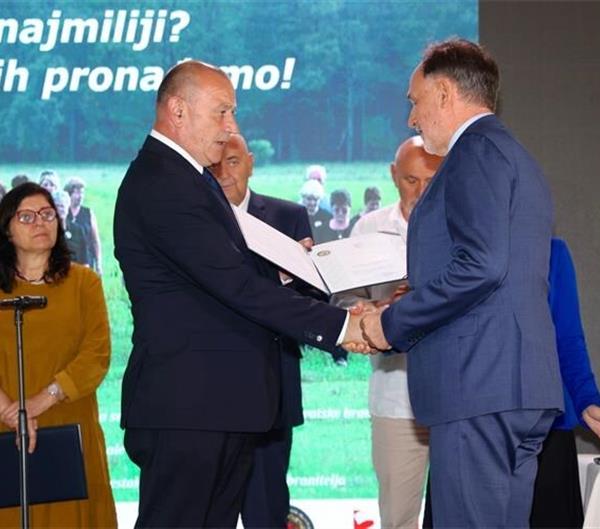 Braniteljska zahvalnica KBC-u Split za doprinos u ekshumacijama i identifikacijama